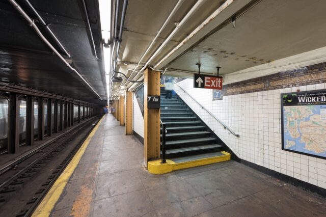 ΗΠΑ: 22χρονη σκοτώθηκε μεταφέροντας την κόρη της σε καρότσι στις σκάλες του μετρό