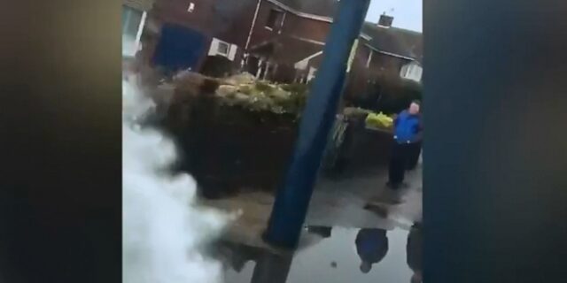 “Ώρα για μπάνιο”: Οδηγός βρέχει επίτηδες πεζούς – Και το διασκεδάζει