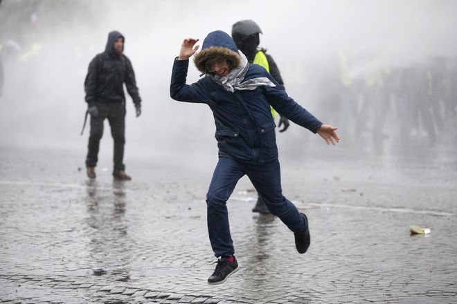 Παρίσι: Δακρυγόνα και πλαστικές σφαίρες κατά των “κίτρινων γιλέκων”