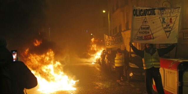 Κίτρινα Γιλέκα: Η Γαλλία στις φλόγες στην 1η κινητοποίηση για το 2019