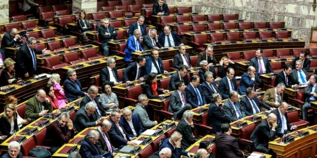“Γαλάζιες” σκέψεις για πρόταση μομφής στον Βούτση;