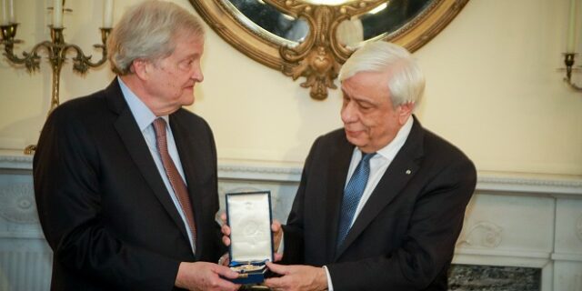 Το παράσημο του Ταξιάρχη του Τάγματος της Τιμής στον καθηγητή Γκρέγκορι Νάγκι