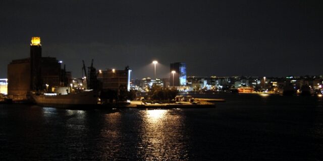 Πτώση οχήματος στο λιμάνι του Πειραιά – Ανησυχία για τυχόν επιβάτες