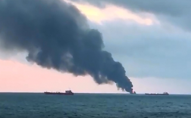 Κριμαία: Έκρηξη και φωτιά σε δύο πλοία στο Κερτς