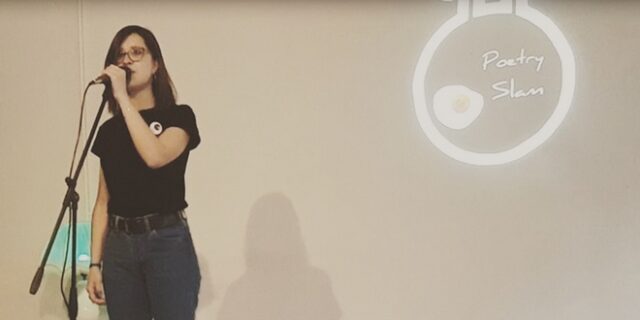 Τι είναι η poetry slam που κερδίζει τους νέους