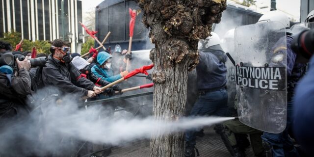 Πορεία εκπαιδευτικών: Διαδηλώτρια τραυματίστηκε από κρότου-λάμψης στην πλάτη