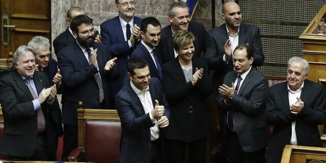Φωτογραφίες από την ψήφο εμπιστοσύνης: Η χειραψία Τσίπρα – Κουμουτσάκου και ο διάλογος Δανέλλη – Αμυρά