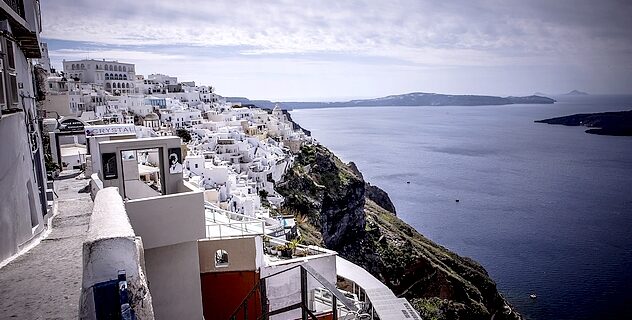 Τραγική κατάληξη στο θρίλερ της Σαντορίνης – Εντοπίστηκε νεκρός σε γκρεμό
