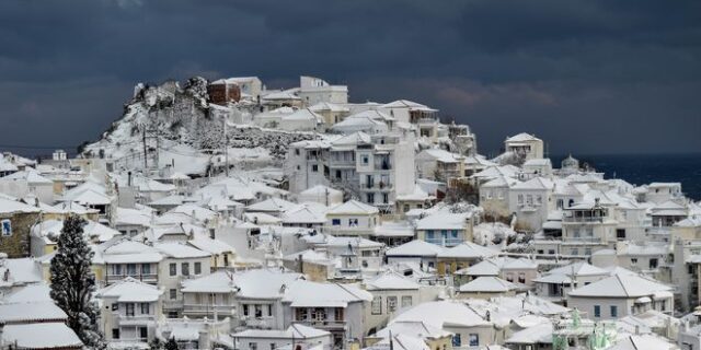 Κακοκαιρία “Τηλέμαχος”: Αποκαταστάθηκε η ηλεκτροδότηση στη Σκόπελο – Στο μισό μέτρο το χιόνι