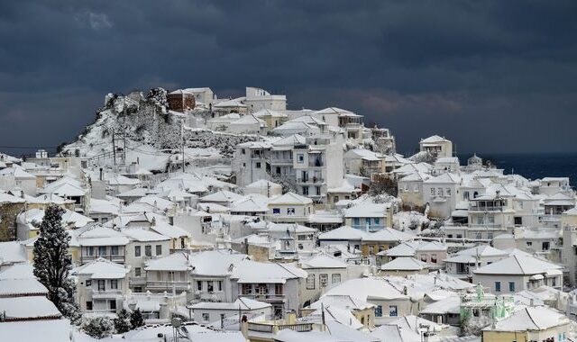 Κακοκαιρία “Τηλέμαχος”: Αποκαταστάθηκε η ηλεκτροδότηση στη Σκόπελο – Στο μισό μέτρο το χιόνι