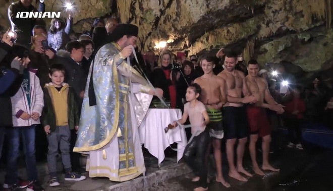 Μοναδικές εικόνες: Ο αγιασμός στο σπήλαιο Διρού και η 8χρονη Άρτεμις με τον σταυρό