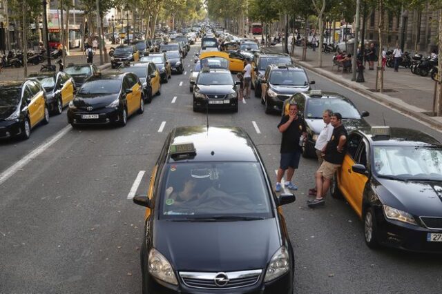 Χάος στους δρόμους της Βαρκελώνης από την απεργία των οδηγών ταξί