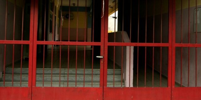 Συναγερμός σε δημοτικό στη Νίκαια: Ύποπτο δέμα με μήνυμα “για όλα τα παιδάκια”