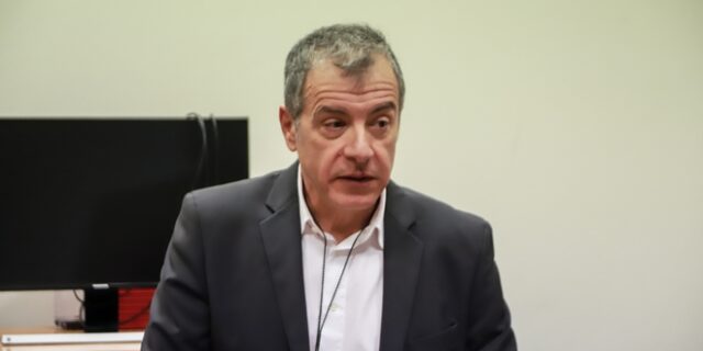 Θεοδωράκης: Διπλή η ανηθικότητα των έξι