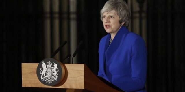 Δωροδοκία για το Brexit; H Μέι τάζει 1,2 δισ. για να τη στηρίξουν