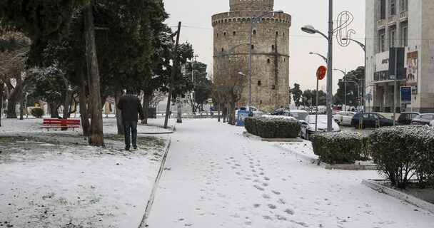 Η Θεσσαλονίκη παραδομένη στη γοητεία του χιονιού