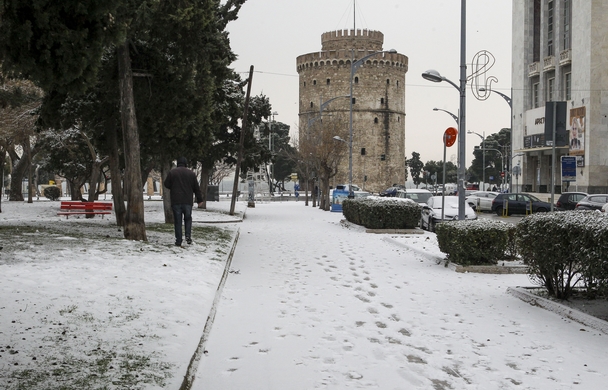 Η Θεσσαλονίκη παραδομένη στη γοητεία του χιονιού
