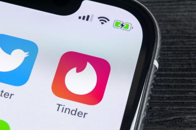 Έπεσε το Tinder και οι χρήστες έμειναν… με το κινητό στο χέρι
