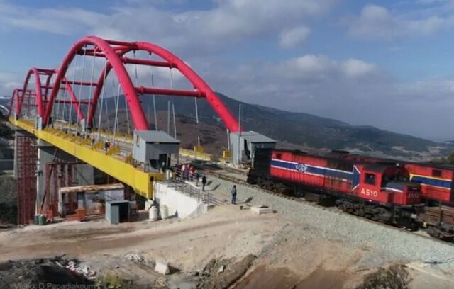 Φθιώτιδα: Τρένα με 800 τόνους σιδηροτροχιές περνούν από γέφυρα πάνω από ενεργό ρήγμα