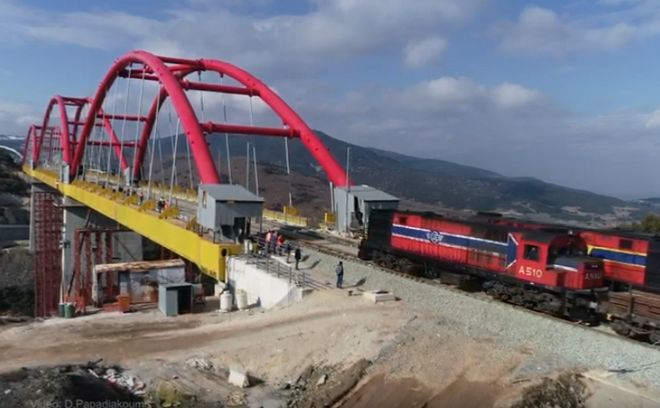 Φθιώτιδα: Τρένα με 800 τόνους σιδηροτροχιές περνούν από γέφυρα πάνω από ενεργό ρήγμα