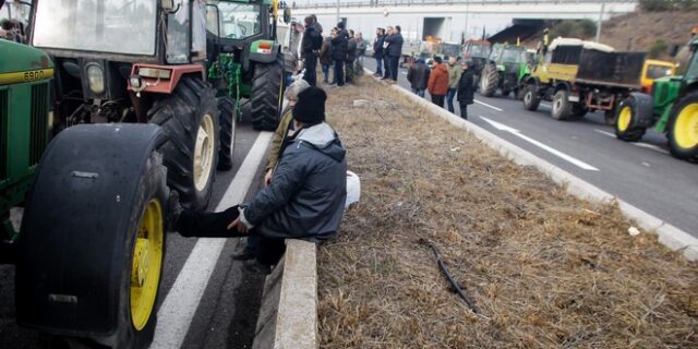 Αποχωρούν από το μπλόκο της Νίκαιας οι αγρότες – “Φεύγουμε καταγγέλλοντας την κυβέρνηση”