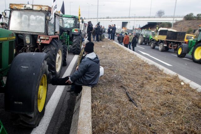 Αποχωρούν από το μπλόκο της Νίκαιας οι αγρότες – “Φεύγουμε καταγγέλλοντας την κυβέρνηση”