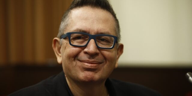 Ο Νίκος Αλιάγας αποχαιρετά τον Θέμο Αναστασιάδη