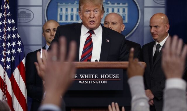 Τέλος τα briefing στον Λευκό Οίκο: Ο Τραμπ διώχνει τους “ανέντιμους” δημοσιογράφους