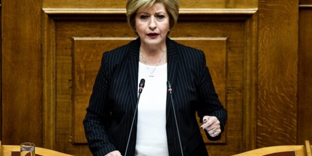 Κόλλια Τσαρουχά: Είμαστε υποχρεωμένοι να μην δώσουμε ψήφο εμπιστοσύνης λόγω της “συμφωνίας των Πρεσπών”