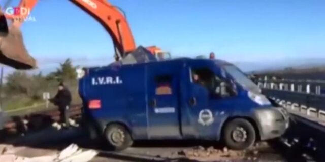 Απίστευτη ληστεία: Άνοιξαν με εκσκαφείς βανάκι φεύγοντας με δύο εκατ. ευρώ