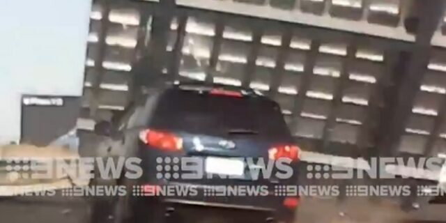 Μη σου τύχει: Ταμπέλα εθνικής οδού πέφτει και διαλύει αυτοκίνητο