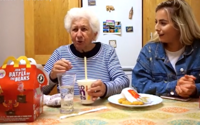 Βίντεο: Η αξιολάτρευτη αντίδραση γιαγιάς που δοκιμάζει για πρώτη φορά fast food