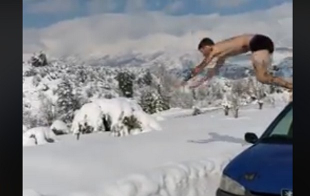 Εύβοια: Σταματάει το αμάξι, πέφτει με το μαγιό στο χιόνι και “κολυμπάει”
