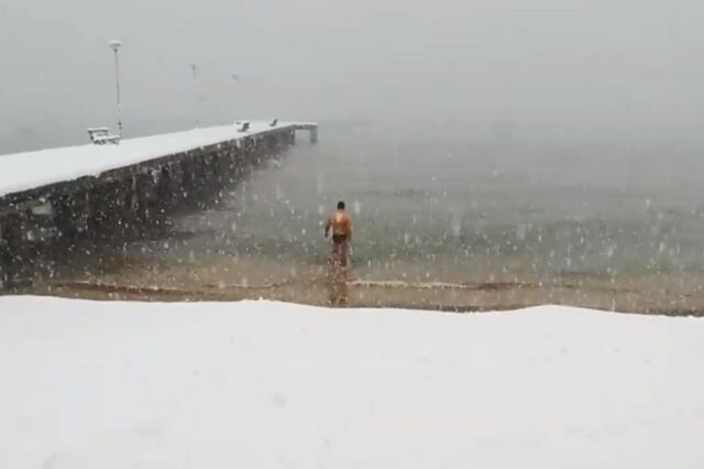 Βίντεο: Τολμηρός κολυμβητής κάνει βουτιές στη χιονισμένη Χαλκιδική