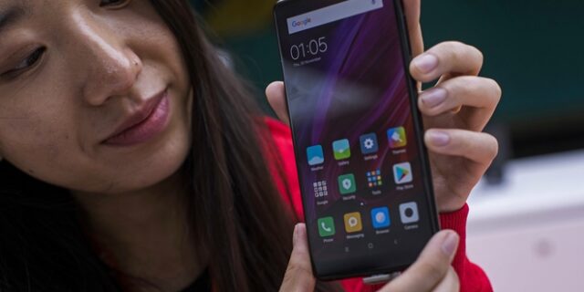 Η Xiaomi παρουσίασε το πρώτο smartphone που διπλώνει στα τρία
