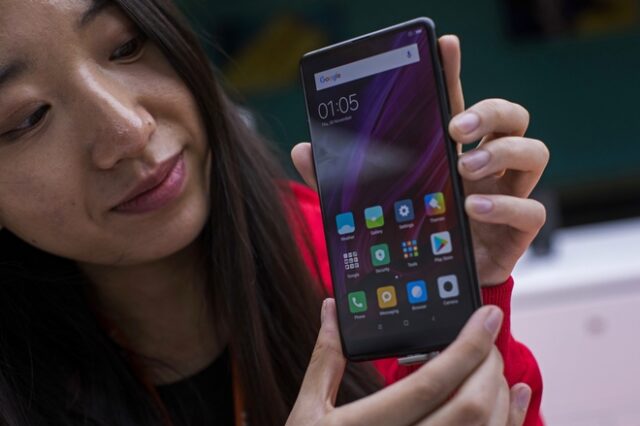 Η Xiaomi παρουσίασε το πρώτο smartphone που διπλώνει στα τρία