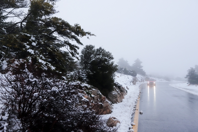 Διεκόπη η κυκλοφορία λόγω χιονιού σε Πάρνηθα και στον Περιφερειακό Πεντέλης