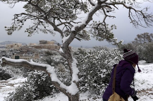 Κακοκαιρία: Διακοπές στην κυκλοφορία σε δρόμους της Αθήνας λόγω χιονόπτωσης