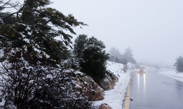 Καιρός: Πρωτοχρονιά με καταιγίδες και χιόνια – Κλειστή η λεωφόρος Πάρνηθος – Προβλήματα στην Πελοπόννησο