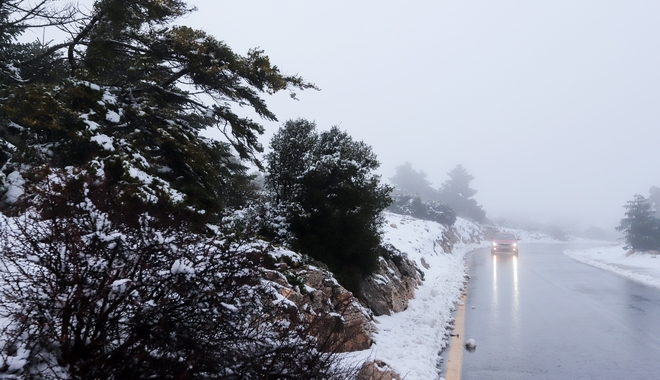 Καιρός: Πρωτοχρονιά με καταιγίδες και χιόνια – Κλειστή η λεωφόρος Πάρνηθος – Προβλήματα στην Πελοπόννησο