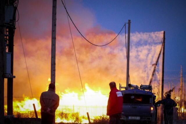 Λάρισα: Φόβος για έκρηξη σε φλεγόμενο εργοστάσιο με φιάλες προπανίου