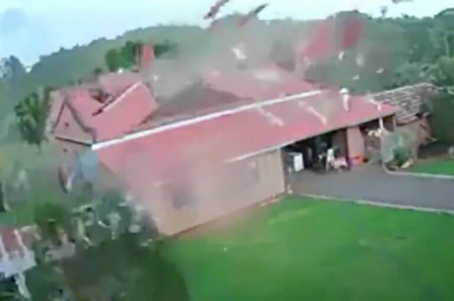 Βίντεο: Η στιγμή που δυνατός άνεμος ξηλώνει την οροφή σπιτιού