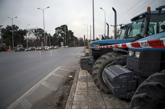 Αγρότες: Τα πρώτα τρακτέρ βγήκαν στους δρόμους της Λάρισας