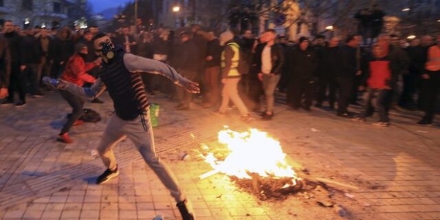 Αλβανία: Νέα επεισόδια έξω από τη Βουλή σε διαδήλωση της αντιπολίτευσης