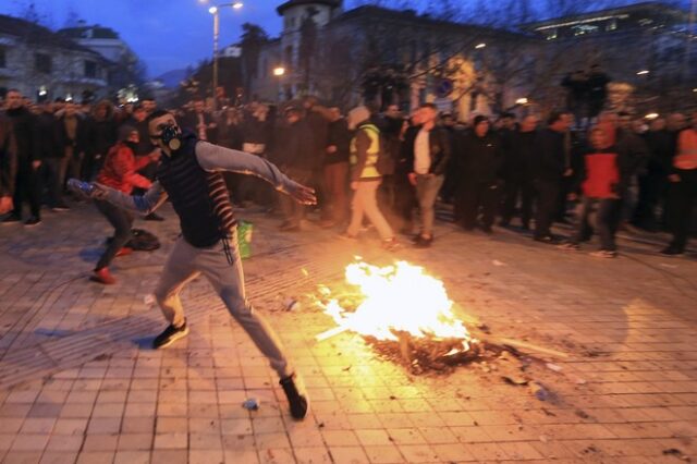 Αλβανία: Νέα επεισόδια έξω από τη Βουλή σε διαδήλωση της αντιπολίτευσης