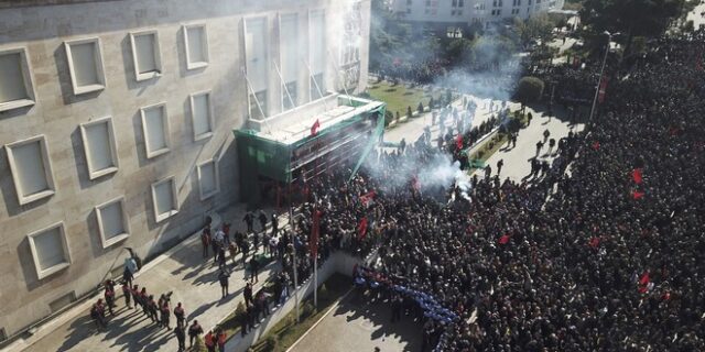Αλβανία: Διαδηλωτές προσπαθούν να εισέλθουν βίαια στο κτίριο της κυβέρνησης