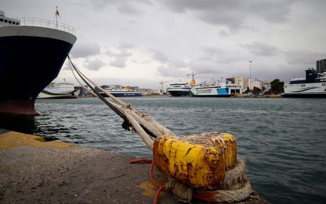 “Δεμένα” παραμένουν τα πλοία στα λιμάνια – Θυελλώδεις άνεμοι έως 10 μποφόρ