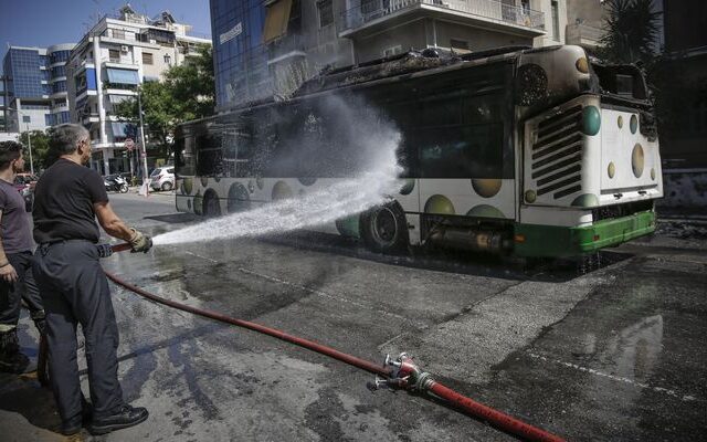 Φωτιά σε εν κινήσει λεωφορείο του ΟΑΣΑ επί της Λ. Μεσογείων