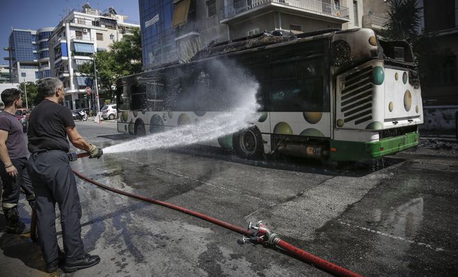 Φωτιά σε εν κινήσει λεωφορείο του ΟΑΣΑ επί της Λ. Μεσογείων