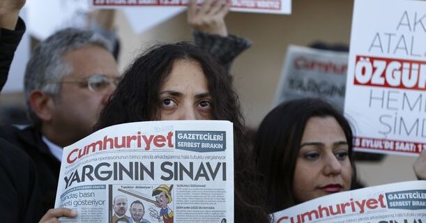 Επιστρέφουν στη φυλακή δημοσιογράφοι της Cumhuriyet